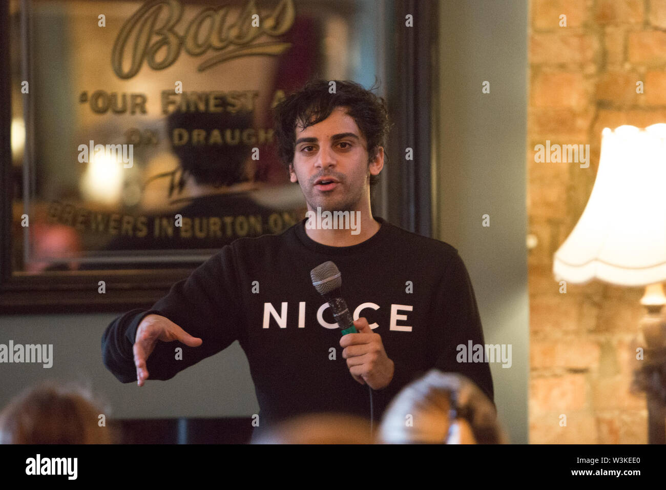 Northampton, Großbritannien. 13. Juli, 2019. Schauspieler Kai Samra führt Tag 1 des 2019 Komödie Kiste Comedy Festival in Northampton. Credit: SOPA Images Limited/Alamy leben Nachrichten Stockfoto