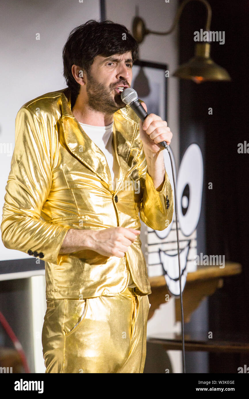 Northampton, Großbritannien. 13. Juli, 2019. Schauspieler Spencer Jones führt an Tag 1 der 2019 Komödie Kiste Comedy Festival in Northampton. Credit: SOPA Images Limited/Alamy leben Nachrichten Stockfoto