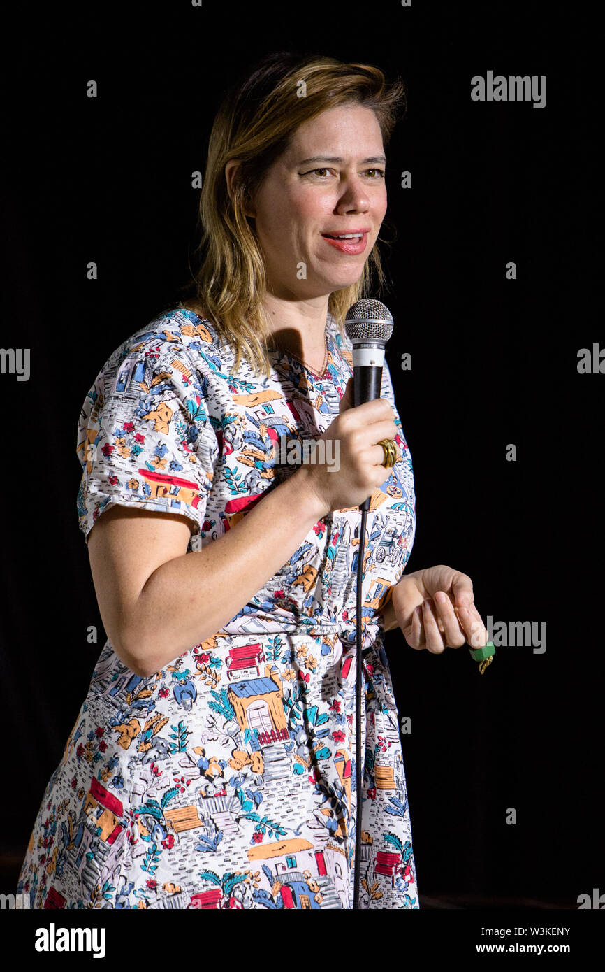 Northampton, Großbritannien. 14. Juli, 2019. Comedian Lou Sanders führt ihre Show Hallo auf den neuen Schritt Mami sagen, am Tag 2 der 2019 Komödie Kiste Comedy Festival in Northampton. Credit: SOPA Images Limited/Alamy leben Nachrichten Stockfoto