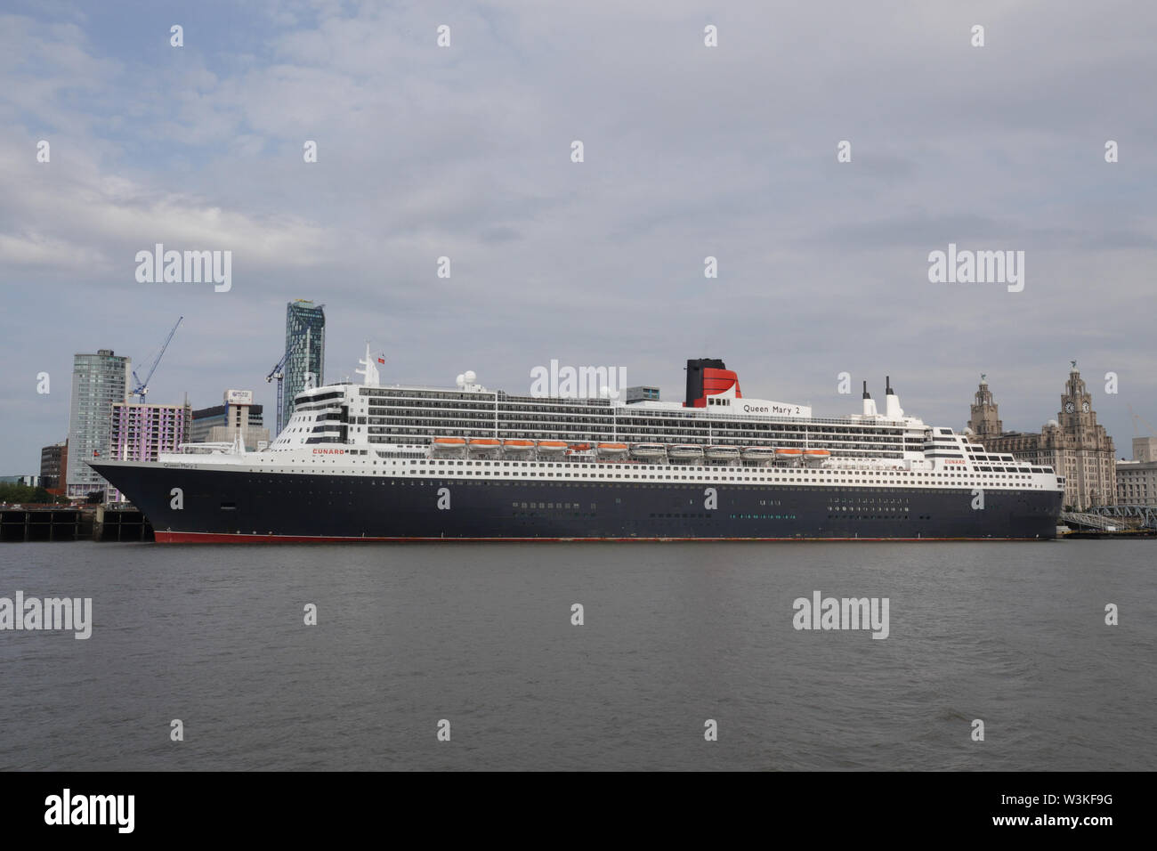 Liverpool, Großbritannien. 16. Juli 2019. Queen Mary 2 angedockt in Liverpool. Die 149.000-Tonnen Schiff das größte Passagierschiff, das jemals gebaut wurde ist auf volle Ansicht heute bei Cruise Liner Terminal der Stadt festgemacht. 300 Passagiere wird Ihr im Rahmen einer transatlantischen Reise nach New York über Reykjavik und Halifax, Nova Scotia. Credit: Ken Biggs/Alamy leben Nachrichten Stockfoto