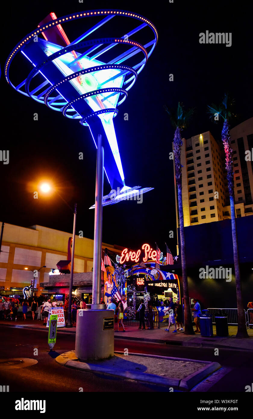 Juli 12, Evel Pie und Oscars Martini Neon Lichter in Las Vegas, Nevada Stockfoto