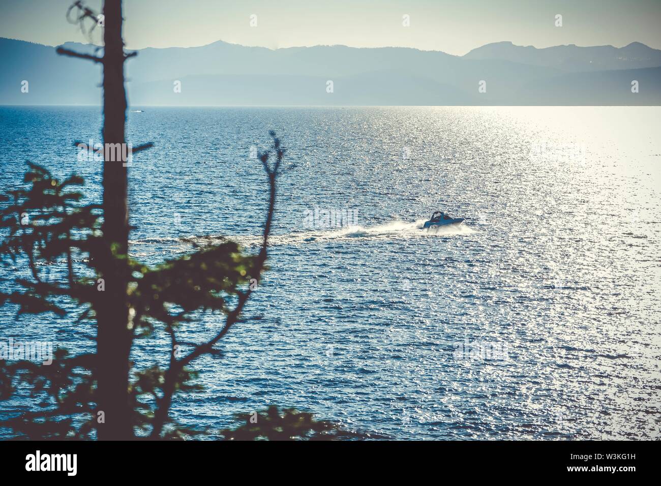 Bootstrasen auf dem Lake Tahoe am suuny Tag mit Berge im Hintergrund Stockfoto