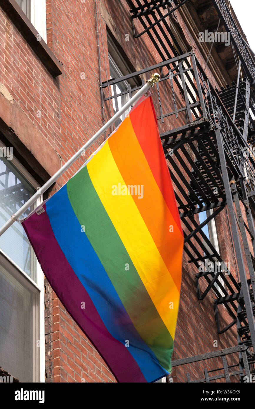 Die Flagge von Gay Pride fliegt in Chelsea, NYC, USA Stockfoto