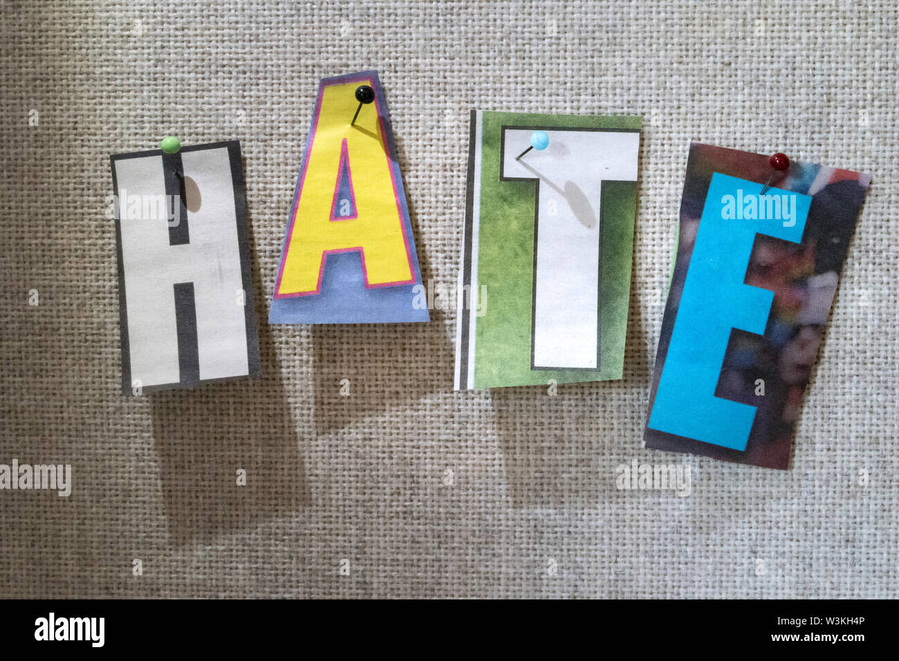 Das Wort Hass auf ein Bulletin Board mit Cut-out Papier Buchstaben in die loesegeldforderungen Wirkung Typografie Stockfoto