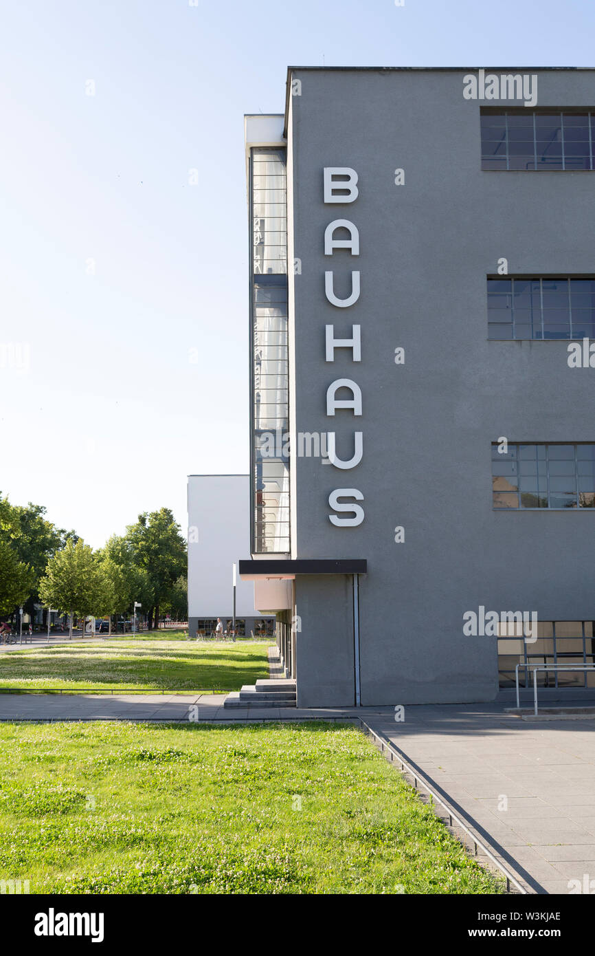 Das Bauhausgebäude in Dessau, Deutschland. Das Gebäude wurde 1926 von Walter Gropius entworfen und ist ein UNESCO-Weltkulturerbe. Stockfoto