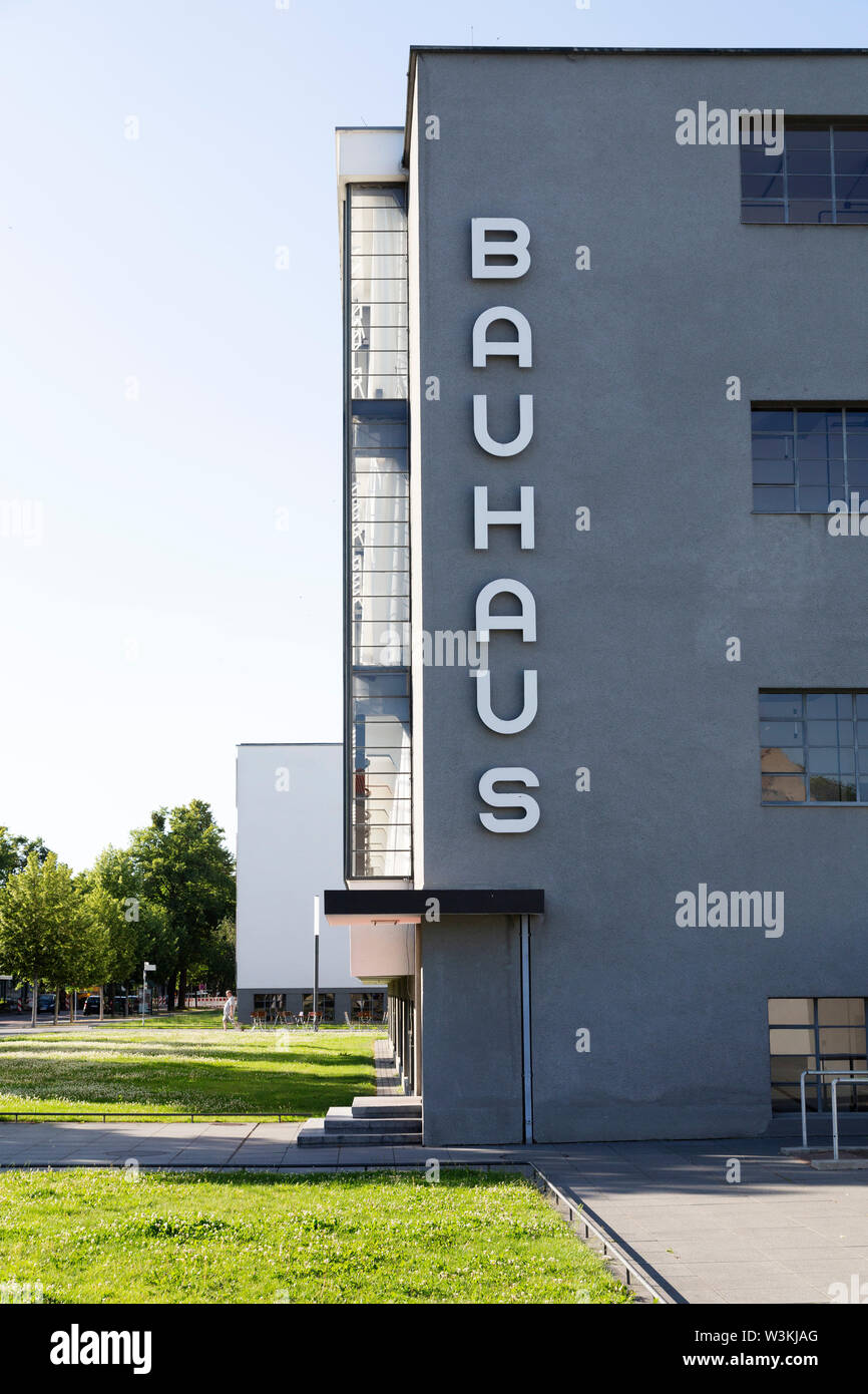 Das Bauhausgebäude in Dessau, Deutschland. Das Gebäude wurde 1926 von Walter Gropius entworfen und ist ein UNESCO-Weltkulturerbe. Stockfoto