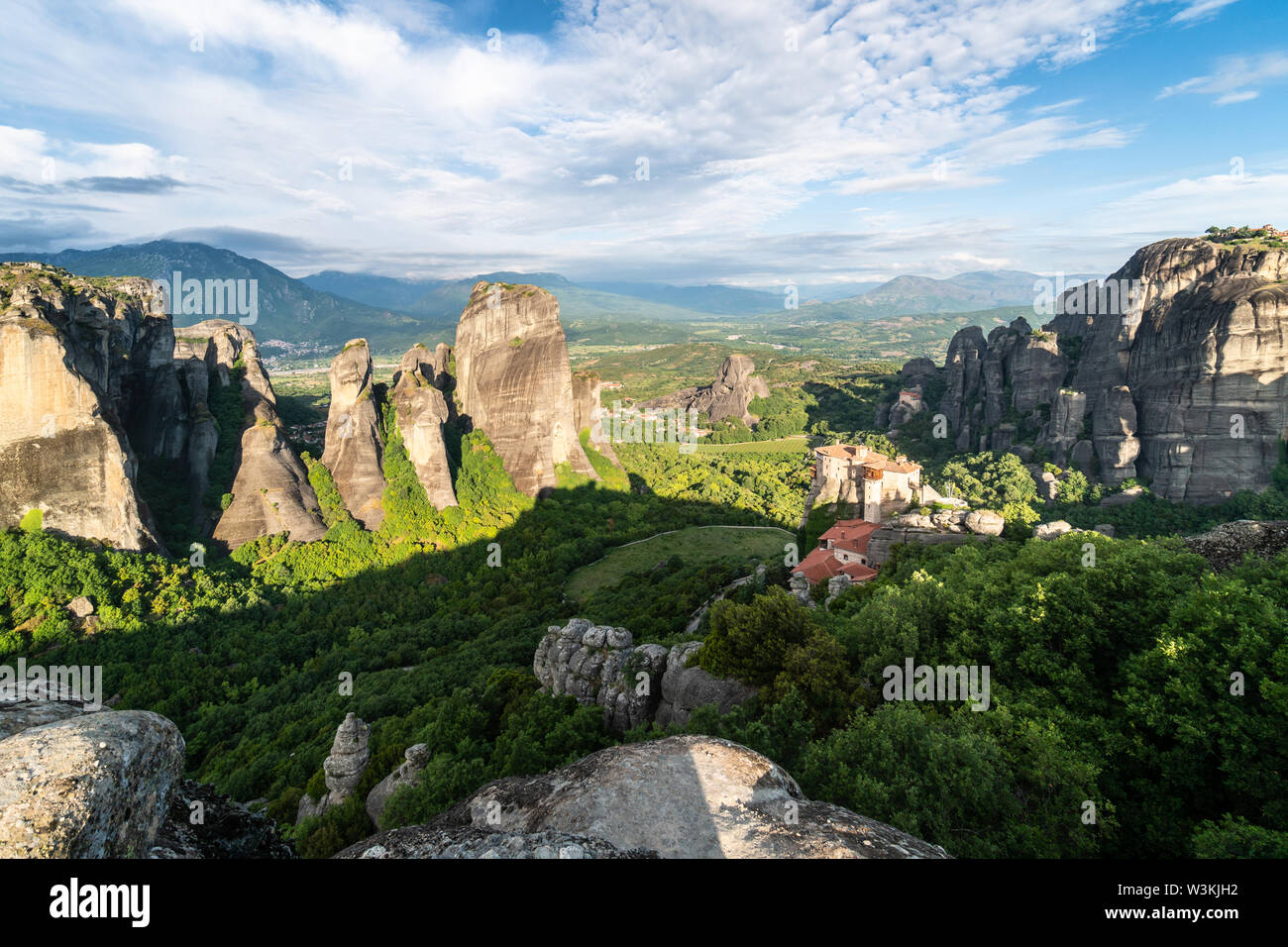 Einen atemberaubenden Blick auf die Meteora berühmten Landschaft in Mittelgriechenland an einem sonnigen Morgen Stockfoto