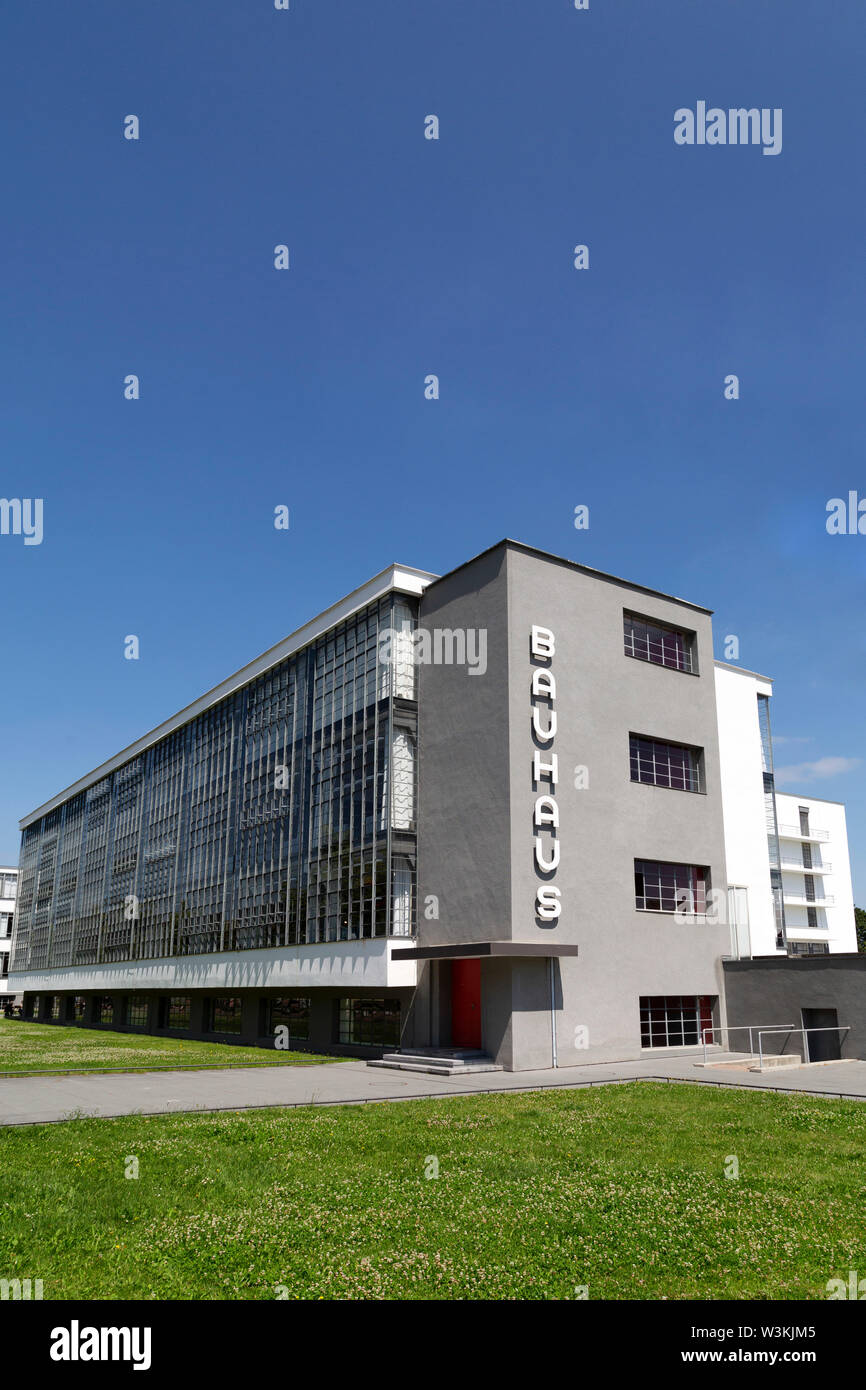 Das Bauhausgebäude in Dessau, Deutschland. Das Gebäude trägt eine Schrift wurde von Herbert Bayer entwickelt. Stockfoto
