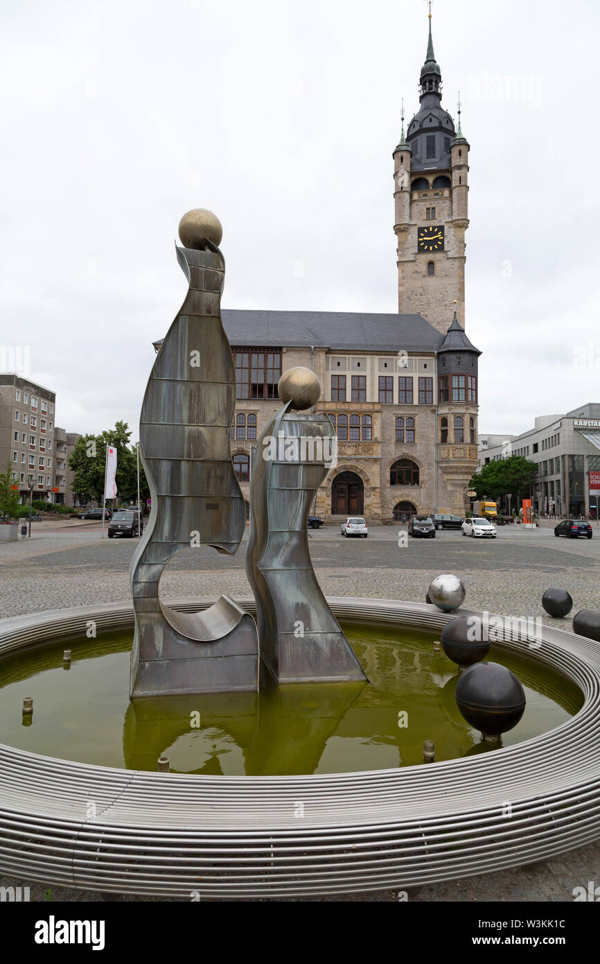 Brunnen vor der City Hall (Rathaus) in Dessau, Deutschland. Die ...
