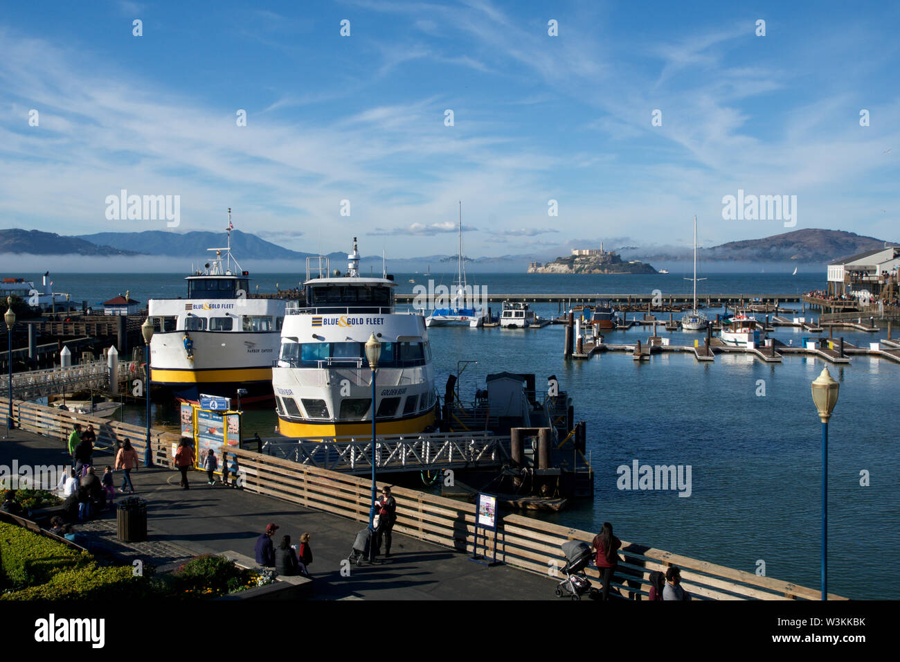 SAN FRANCISCO, California, United States - Jun 25th, 2018: Blau und Gold Flotte am Pier von Fisherman s Wharf. Führende Anbieter von Fähre und Wasser Stockfoto