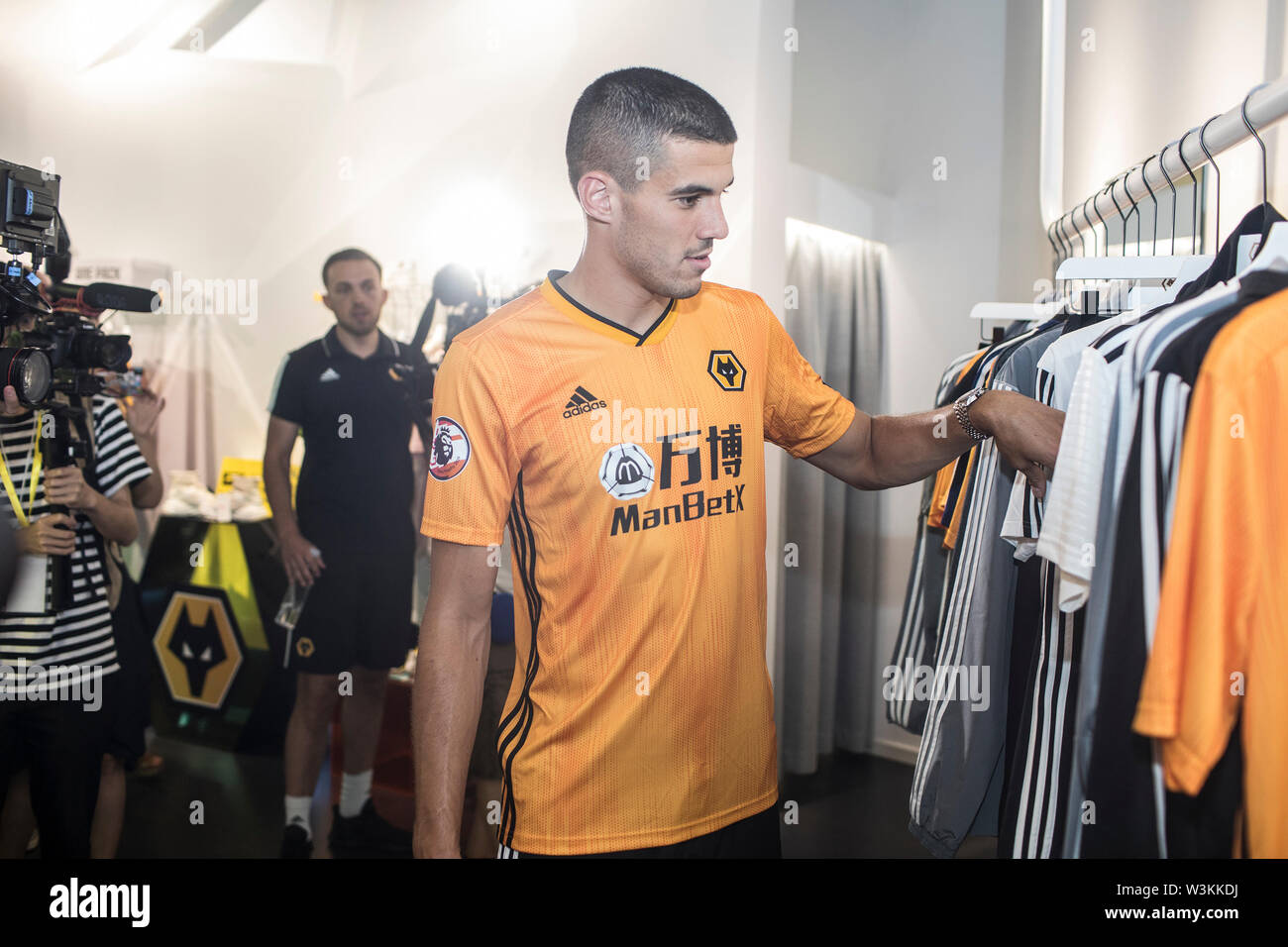 Ein Spieler der Wolverhampton Wanderers F.C. der englischen Liga Champions nimmt an der Auftaktveranstaltung der Wölfe neue Shanghai megastore vor der Premier League Asien Trophy 2019 gegen Newcastle United F.C. in Shanghai, China, 15. Juli 2019. Neue megastore Wölfe' in Shanghai wurde offiziell mit einer Masse von Hunderten von chinesischen Fans geöffnet. Stockfoto