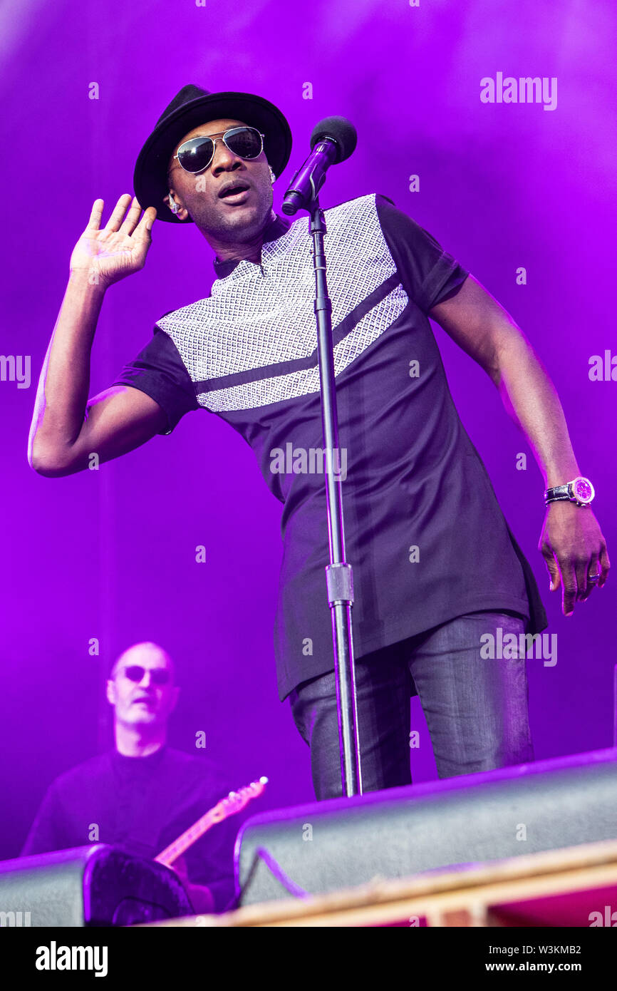 Locarno in der Schweiz. 15. Juli 2019. Der amerikanische Sänger und Songwriter Schauspieler und Produzent Aloe Blacc führt live auf der Bühne des Piazza Grande in der "Moon & Stars Festival 2019' Stockfoto