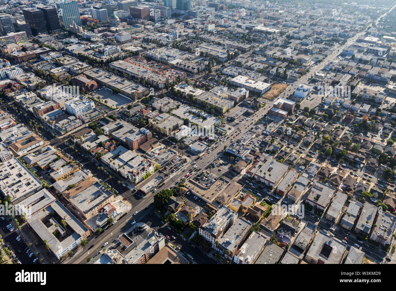 Luftaufnahme von städtischen Gebäuden, Wohnungen und Häusern entlang der 3. Straße westlich der Innenstadt von Los Angeles, Kalifornien. Stockfoto
