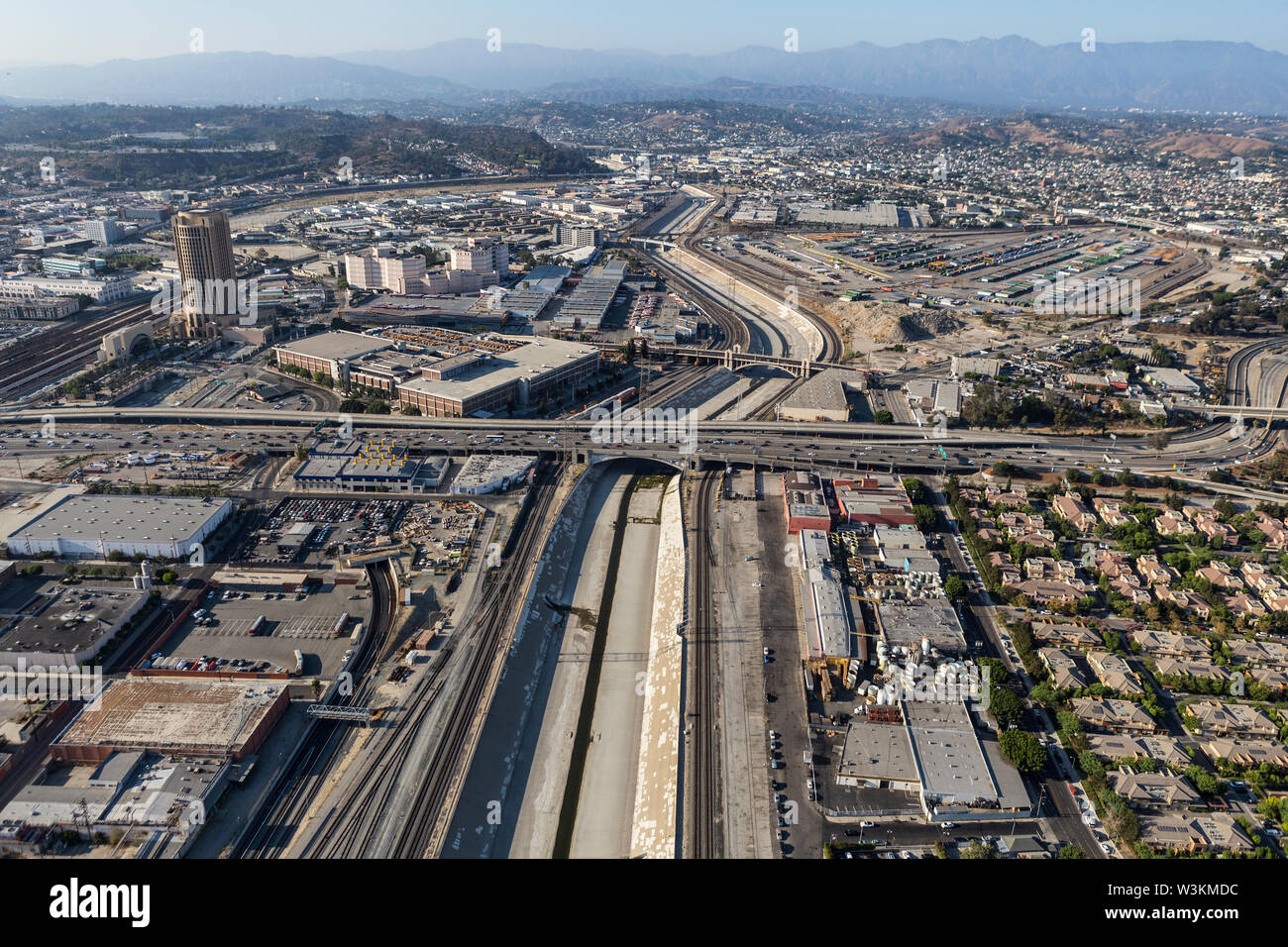 Luftaufnahme des Los Angeles River und der Autobahn 101 in der Nähe von Downtown LA in Südkalifornien. Stockfoto