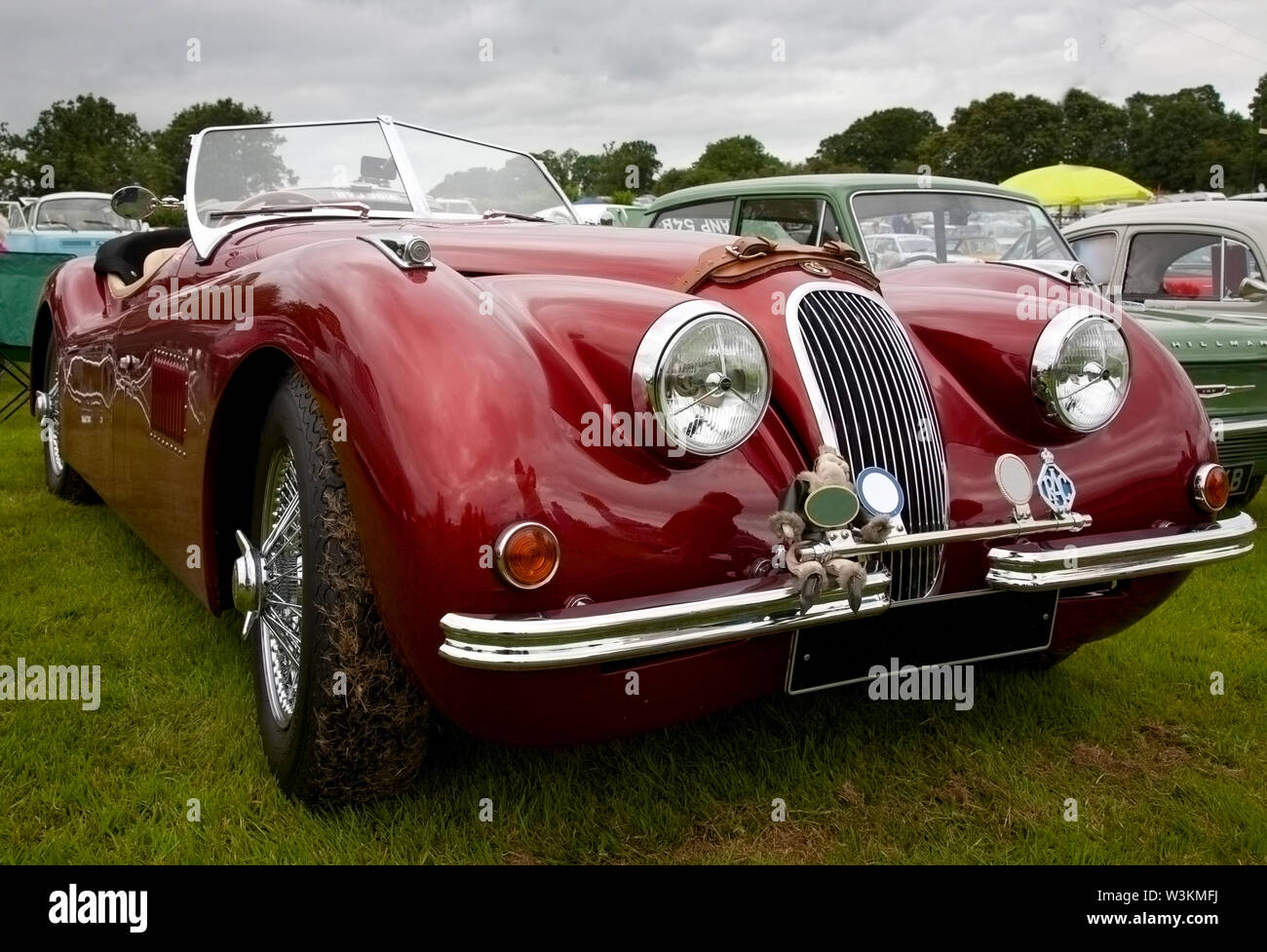 Vorderansicht eines roten Jaguar XK120 Jaguar Roadster Sportwagens auf einer Oldtimer-Show in Wales, Großbritannien Stockfoto