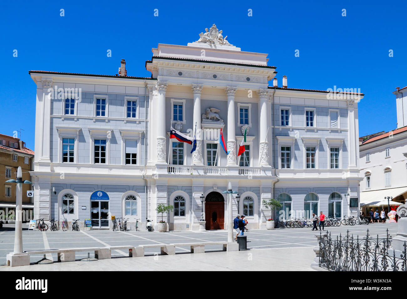 Fahnen vor dem Rathaus in Tartini-platz in Piran, Slowenien fliegen Stockfoto