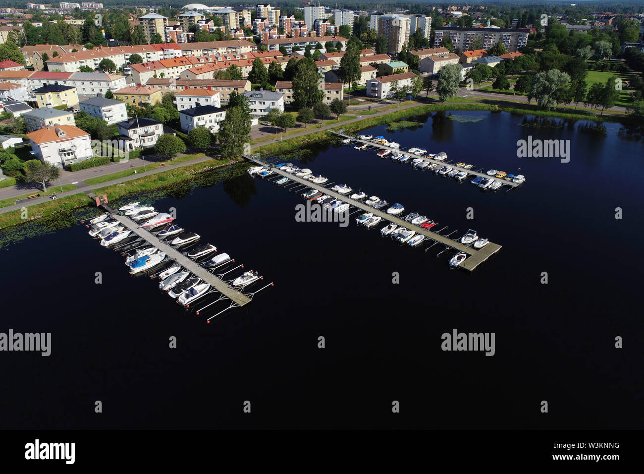 Karlstad, Schweden - 14. Juli 2019: Luftaufnahme der Marina am Marieberg Wohnviertel. Stockfoto
