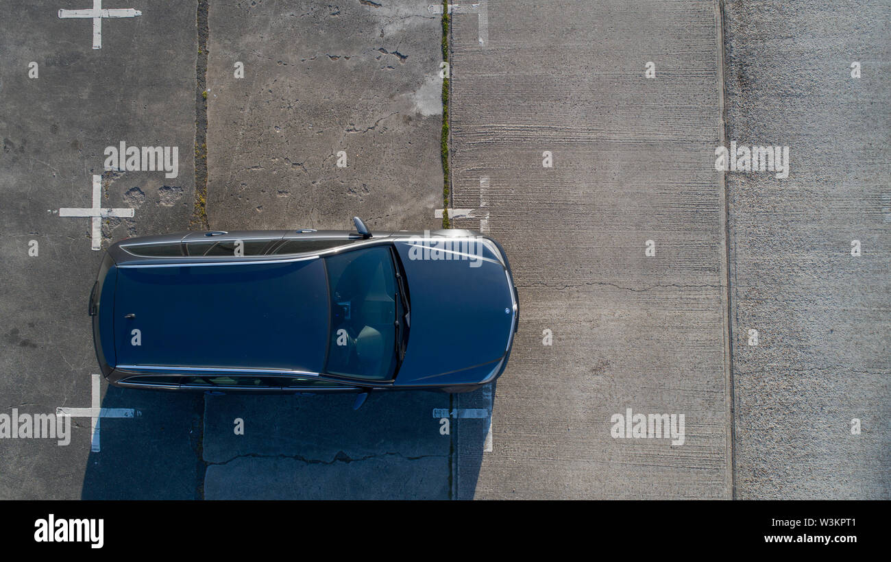 Immobilien Auto von oben - Mercedes Benz C-Klasse (W204) Drohne Schuß Stockfoto
