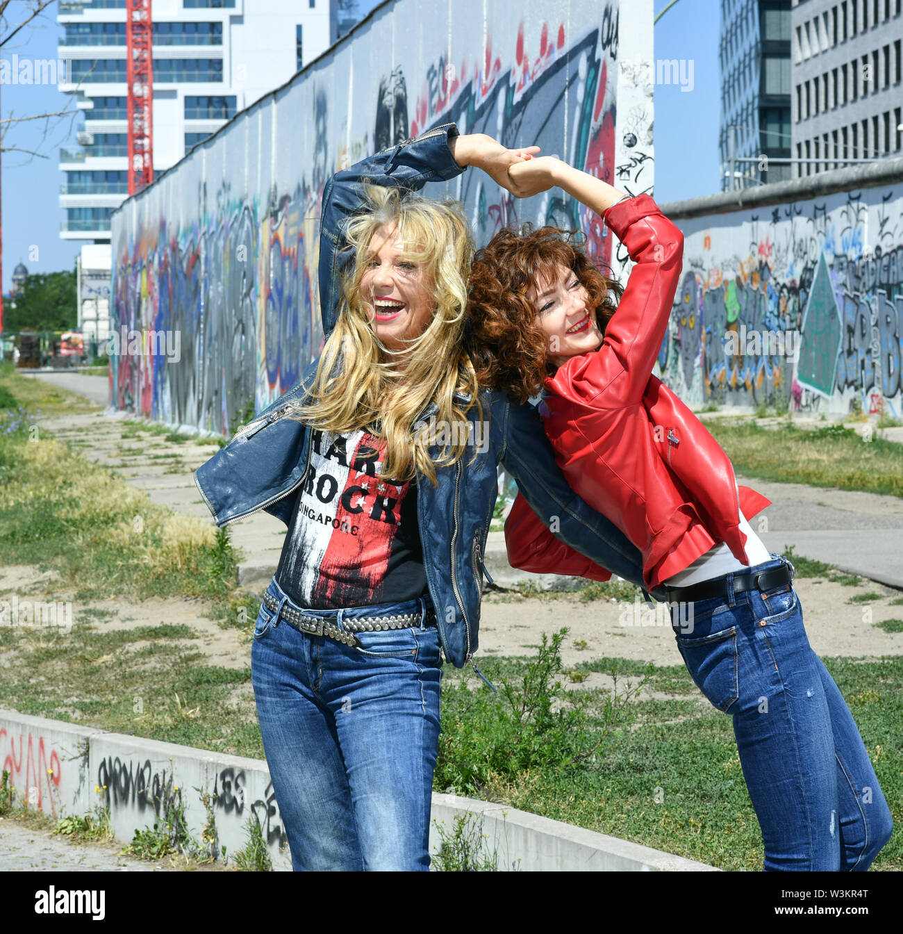 Berlin, Deutschland. 27 Juni, 2019. Exklusiv - DDR-Rock Legende Petra Zieger (l) und deutsche Schlagersängerin Nea! Stand auf der East Side Gallery an der ehemaligen Berliner Mauer. Als Duett sie die Pop Rock Song "30 Perlen - ich könnt jetzt Lüge' ('30 Perlen - ich kann jetzt Lüge') zum Thema 30 Jahre singen seit dem Fall der Berliner Mauer, die am 16.08. 2019. Petra Zieger nimmt dieses Thema 30 Jahre nach ihrer erfolgreichen drehen Hit "Das Eis taut". Foto: Jens Kalaene/dpa-Zentralbild/ZB/dpa/Alamy leben Nachrichten Stockfoto Berlin, Deutschland. 27 Juni, 2019. Exklusiv - DDR-Rock Legende Petra Zieger (l) und deutsche Schlagersängerin Nea! Stand auf der East Side Gallery an der ehemaligen Berliner Mauer. Als Duett sie die Pop Rock Song "30 Perlen - ich könnt jetzt Lüge' ('30 Perlen - ich kann jetzt Lüge') zum Thema 30 Jahre singen seit dem Fall der Berliner Mauer, die am 16.08. 2019. Petra Zieger nimmt dieses Thema 30 Jahre nach ihrer erfolgreichen drehen Hit "Das Eis taut". Foto: Jens Kalaene/dpa-Zentralbild/ZB/dpa/Alamy leben Nachrichten Stockfoto