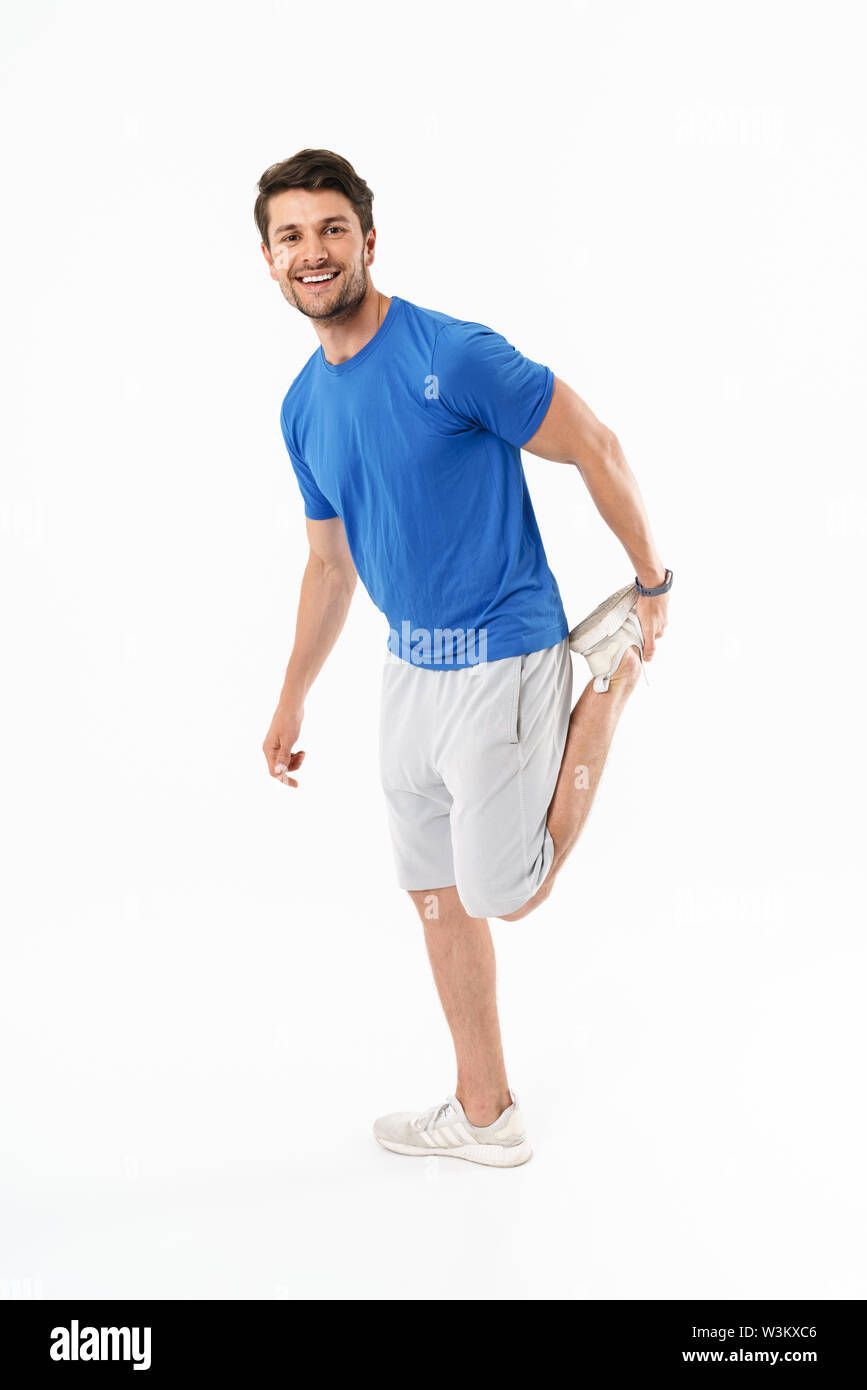 Foto von glücklich athletische Mann in Shorts und T-Shirt, sportliche Übungen während der Arbeit aus isoliert auf weißem Hintergrund Stockfoto
