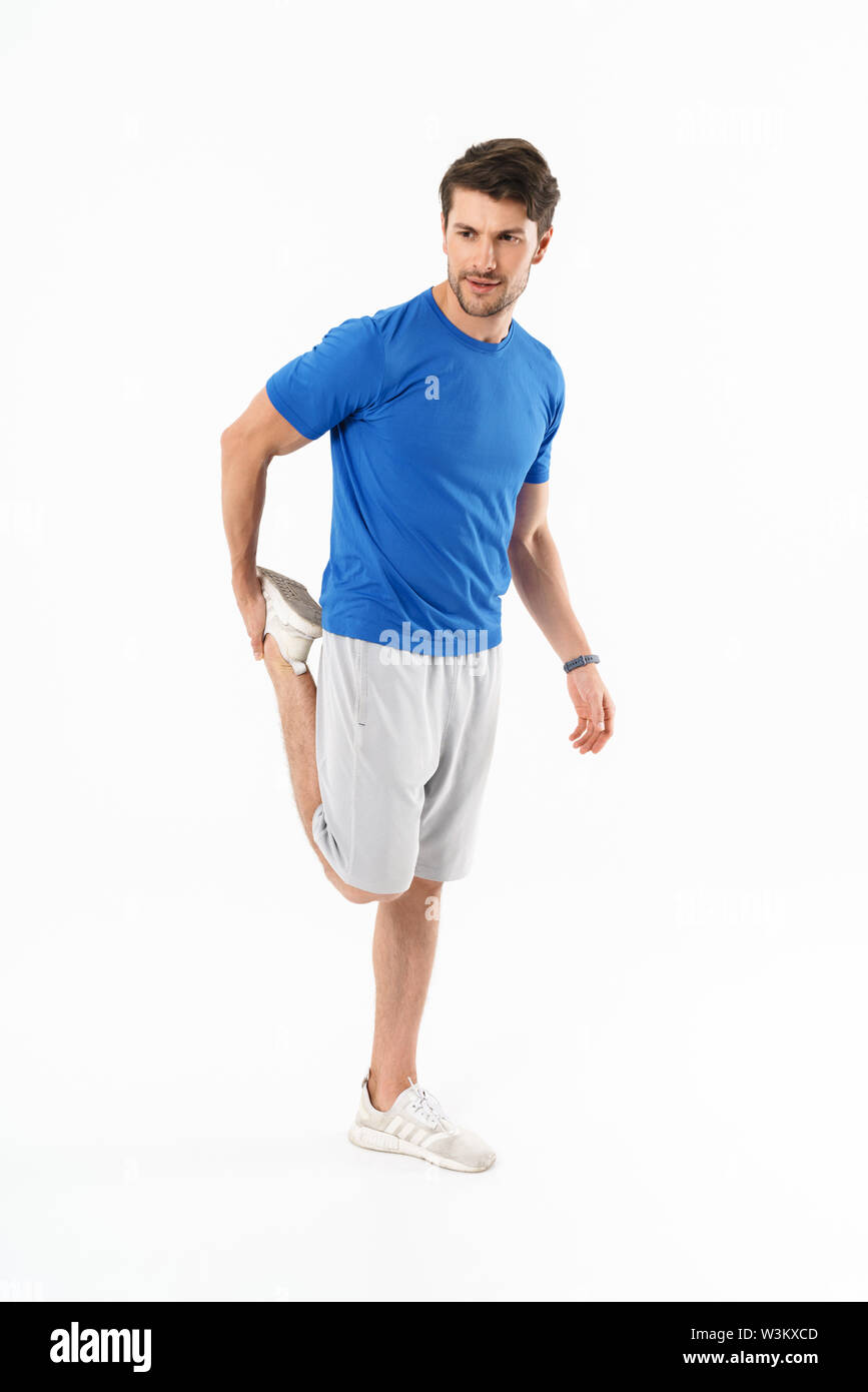 Foto der kaukasischen athletischen Mann in Shorts und T-Shirt, sportliche Übungen während der Arbeit aus isoliert auf weißem Hintergrund Stockfoto