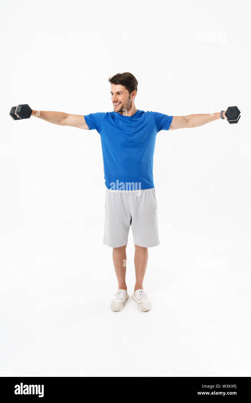 Volle Länge Foto der muskulösen Sportsman in Shorts und T-Shirt, Gewichte zu heben, während Sie trainieren auf weißem Hintergrund Stockfoto