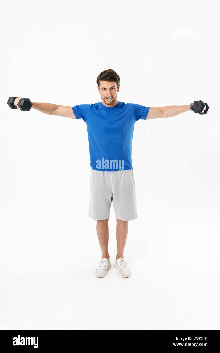 Volle Länge Foto von starken Sportsman in Shorts und T-Shirt, Gewichte zu heben, während Sie trainieren auf weißem Hintergrund Stockfoto