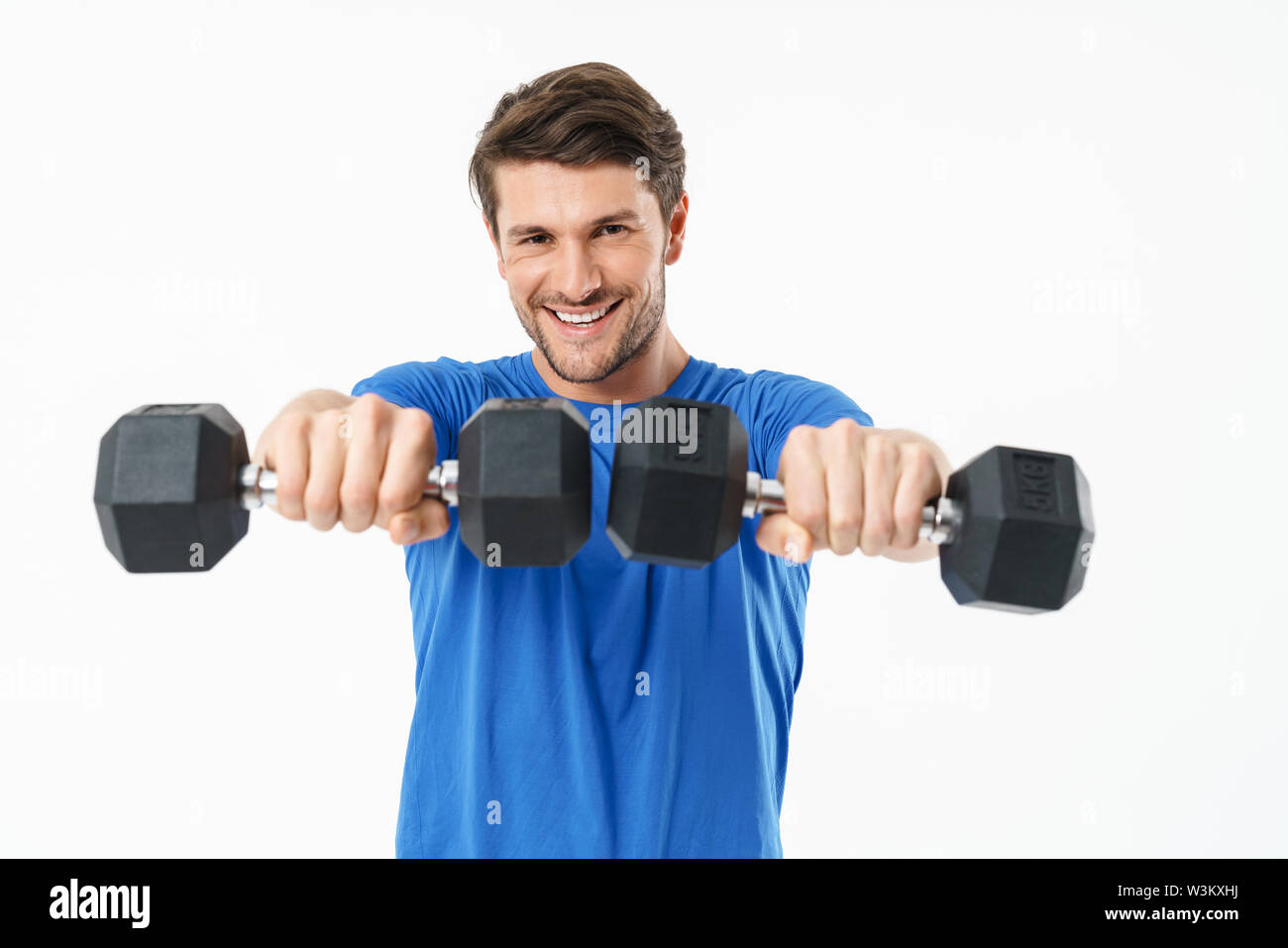 Volle Länge Foto von glücklichen Sportler in Shorts und T-Shirt, Gewichte zu heben, während Sie trainieren auf weißem Hintergrund Stockfoto