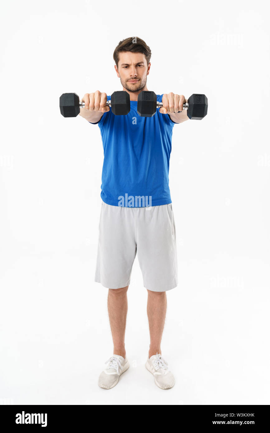 Volle Länge Foto der kaukasischen Sportsman in Shorts und T-Shirt, Gewichte zu heben, während Sie trainieren auf weißem Hintergrund Stockfoto