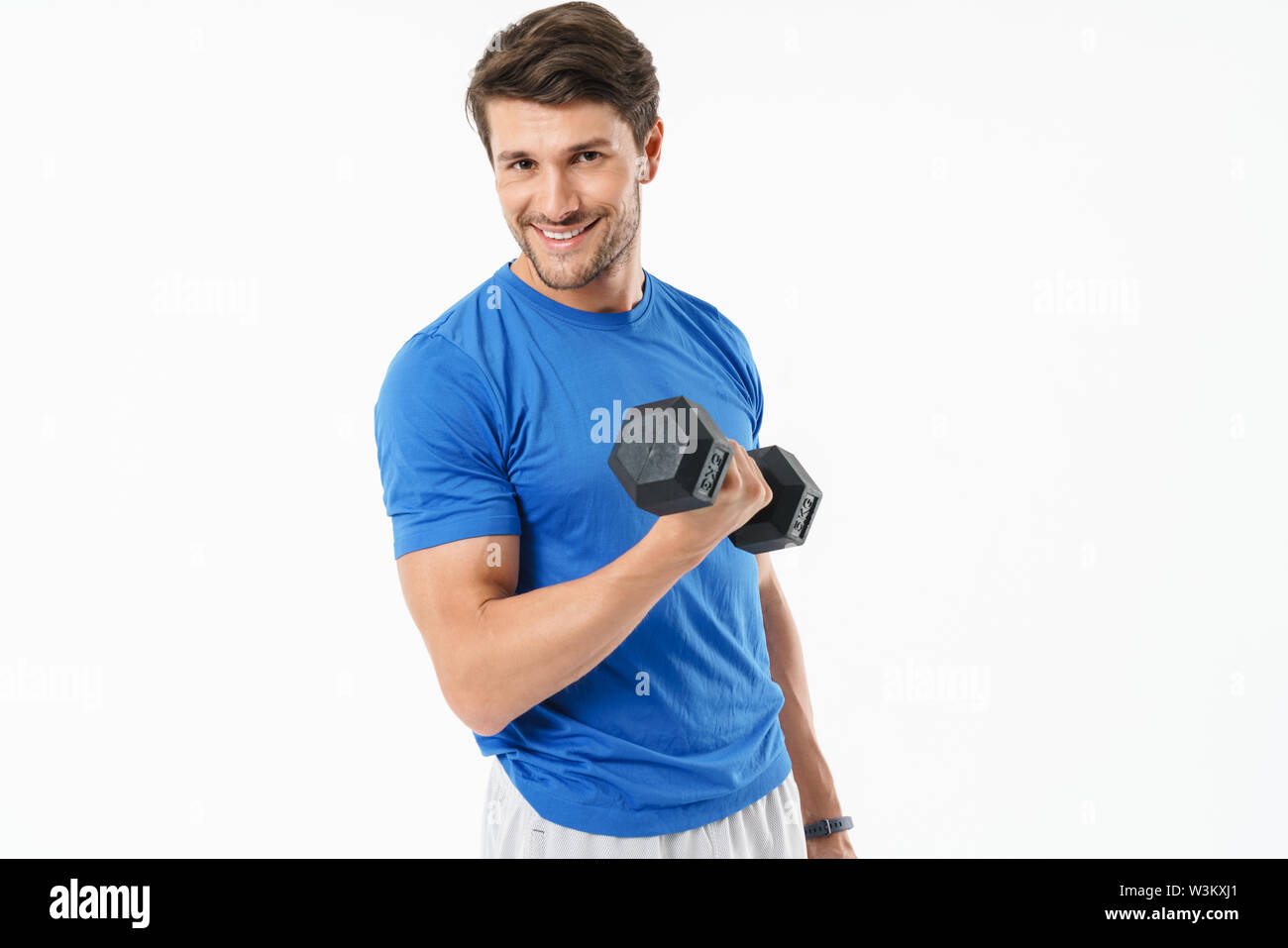 Volle Länge Foto von stattlichen Sportsman in Shorts und T-Shirt heben Gewicht, während Sie trainieren auf weißem Hintergrund Stockfoto