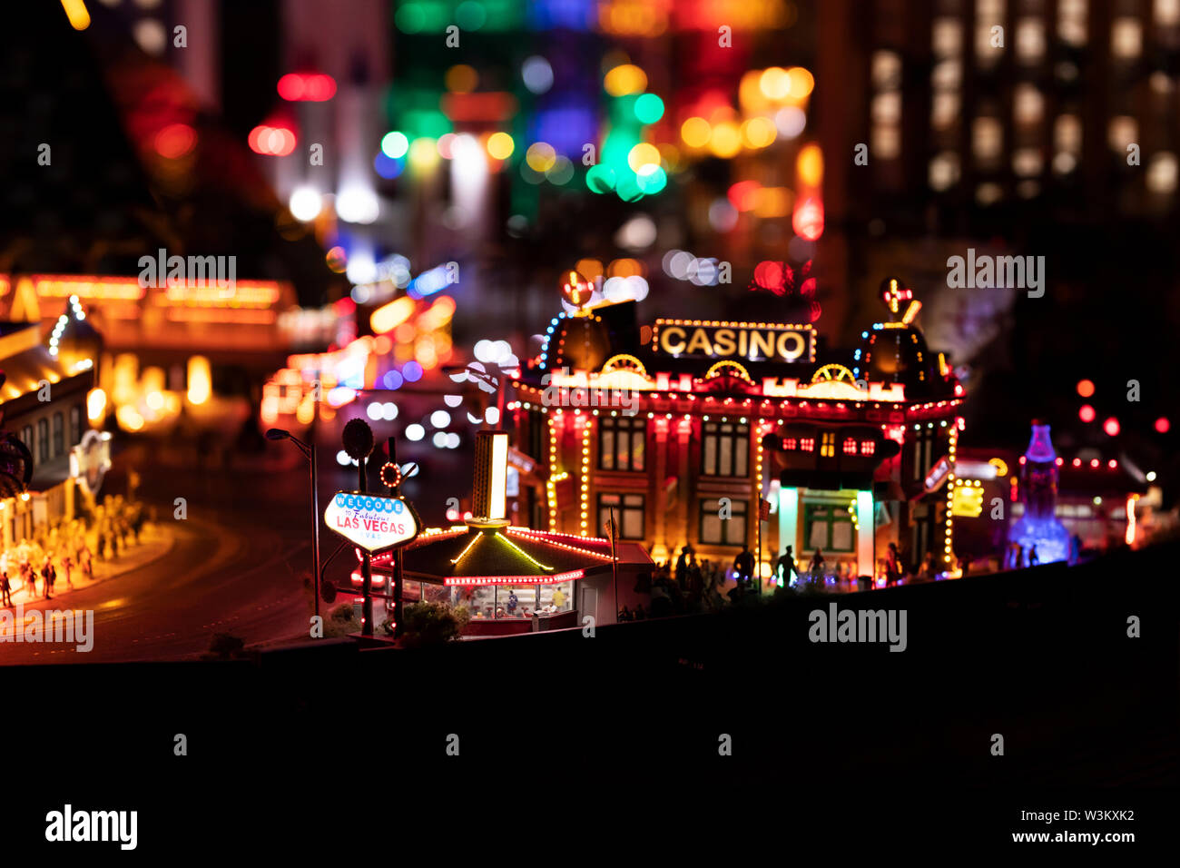 Nachbildung der Nacht in einem Las Vegas Casino in der Modelleisenbahnausstellung Miniatur Wunderland in Hamburg. Stockfoto
