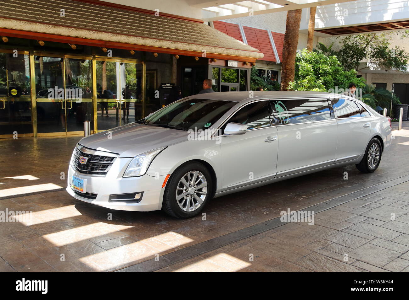 Silber Cadillac Stretchlimousine im Mirage Hotel & Casino, Las Vegas, Nevada, USA Stockfoto