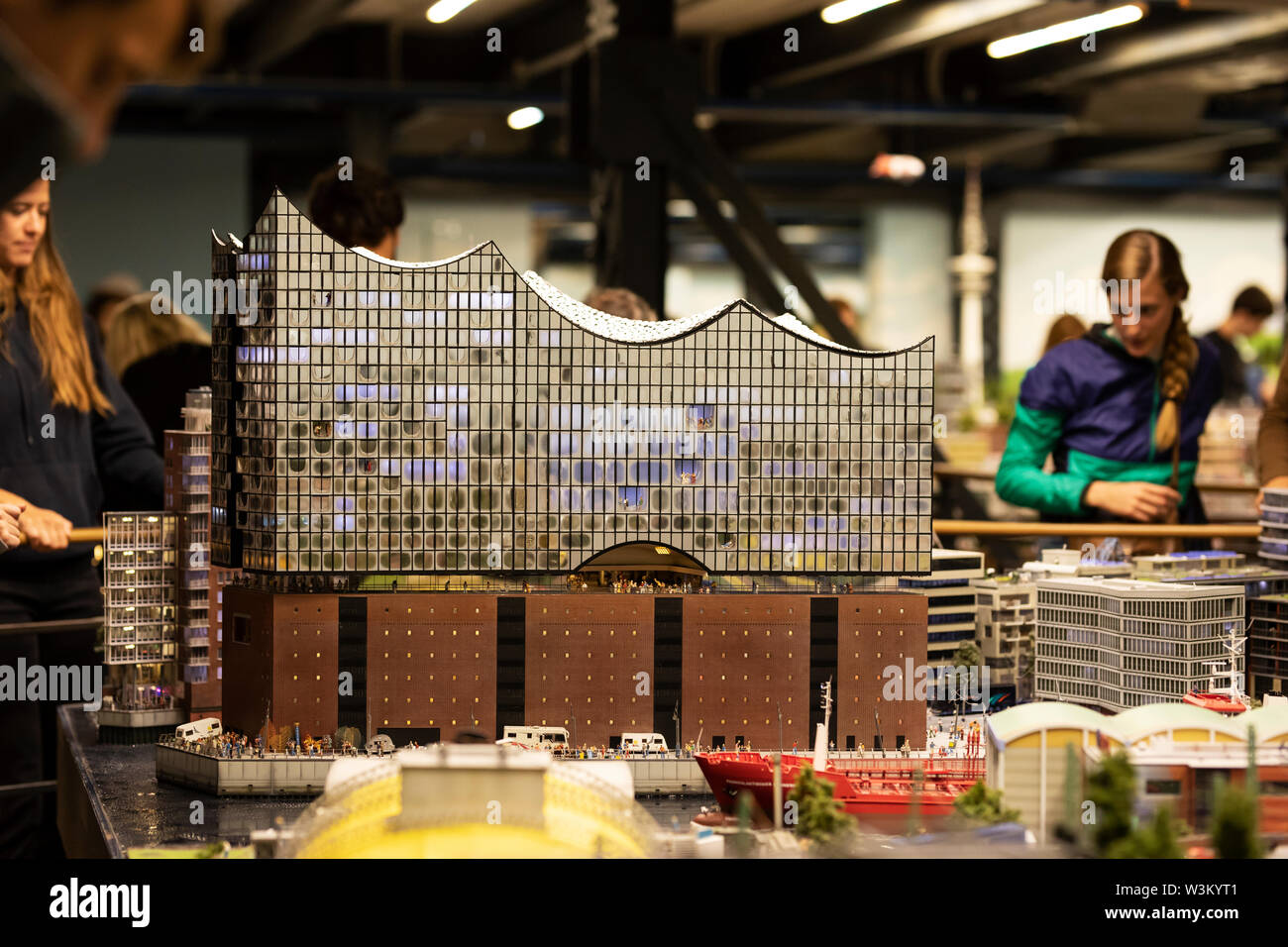 Eine Nachbildung des Elbphilharmonie-Gebäudes auf der Modelleisenbahnausstellung Miniatur Wunderland in Hamburg. Stockfoto