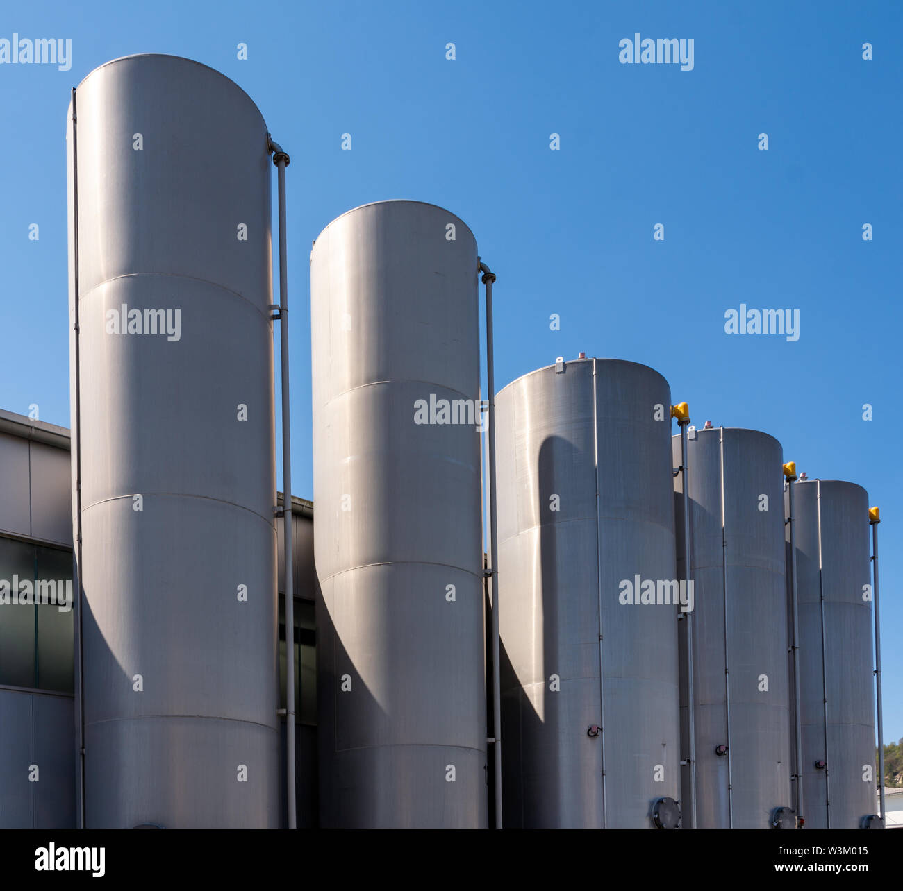 Lagertanks einer Chemiefabrik Stockfoto