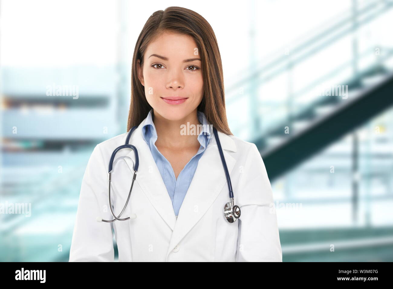 Asiatische Arzt Frau Porträt. Ernst Ärztin oder Krankenschwester lächelte Kamera Arzt in Laborkittel suchen tragen Stethoskop im Krankenhaus. Stockfoto