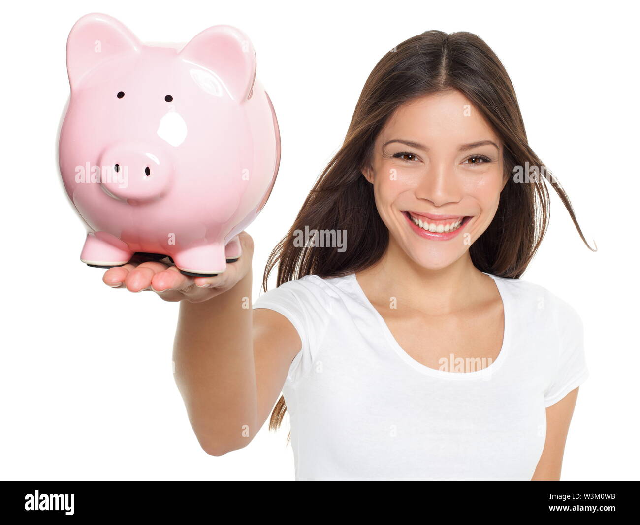 Piggy Bank Einsparungen lächelnde Frau glücklich. Weibliche Holding rosa Sparschwein auf weißem Hintergrund. Multi-ethnischen Chinesen Asiatische/Kaukasische Mädchen. Stockfoto