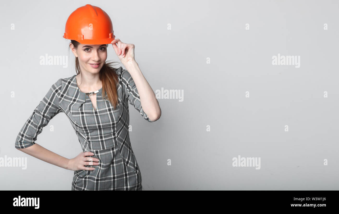 Portrait von lächelnden Business woman tragen builder Helm isoliert auf Weiss. Stockfoto