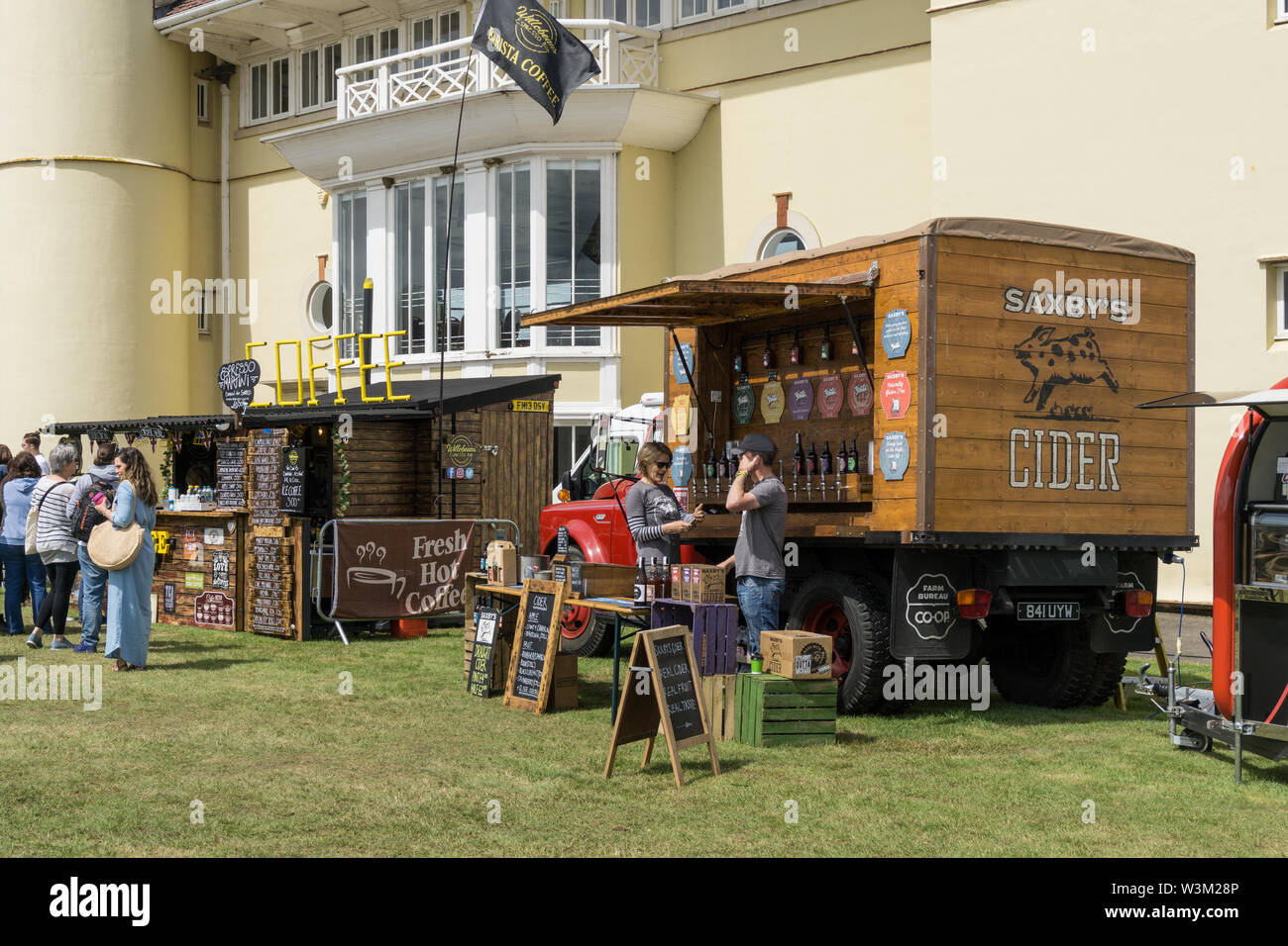 Besucher in Towcester Food Festival, ein jährliches Sommerfest, auf Towcester Rennbahn, Towcester, UK Stockfoto