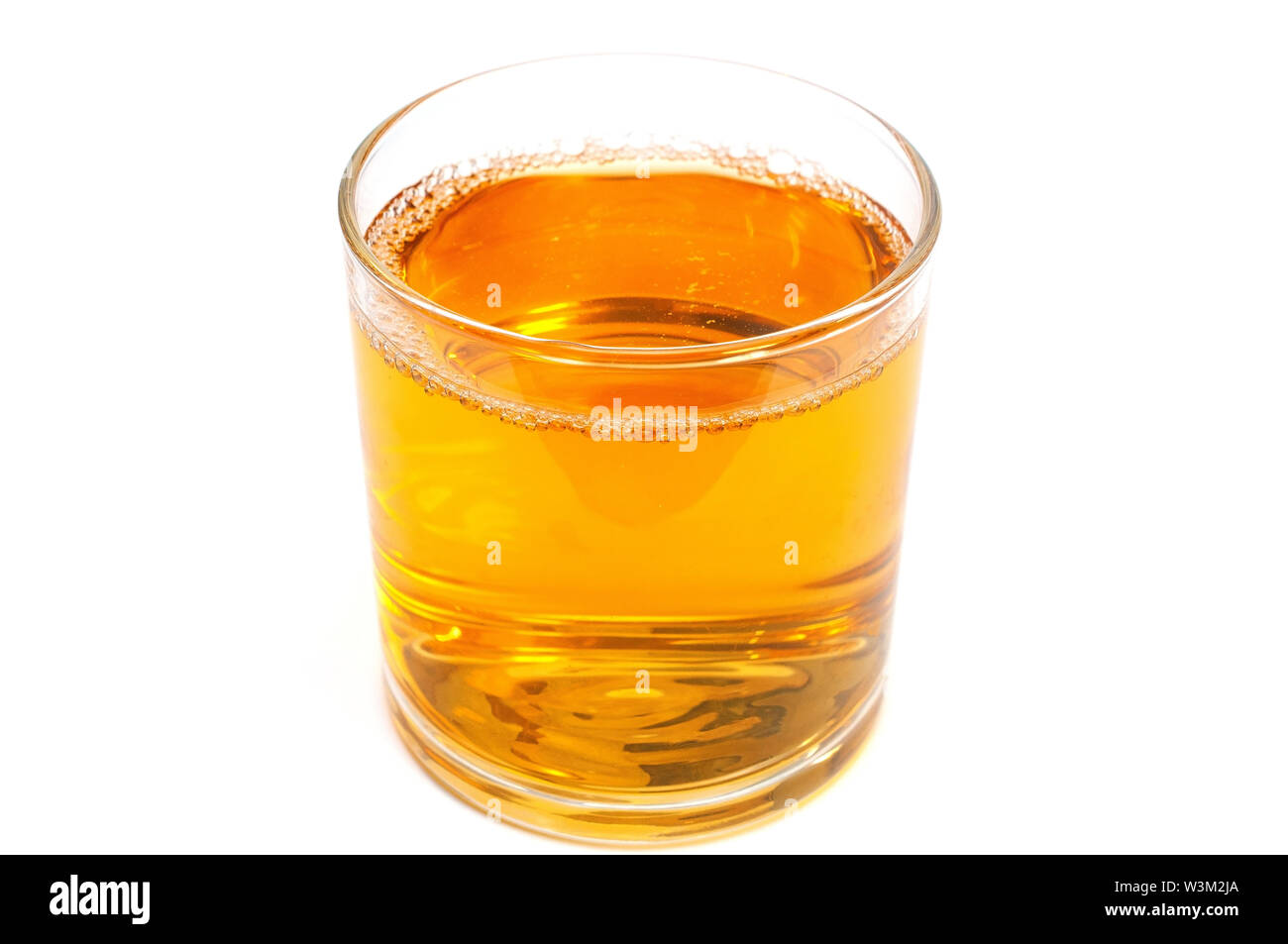 Apfelsaft in ein Glas isoliert auf weißem Stockfoto
