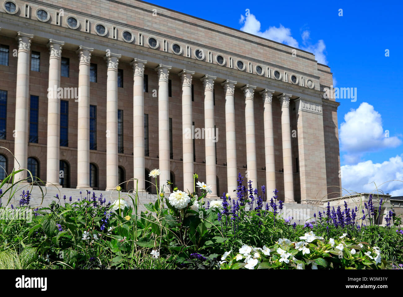Das Parlament in Helsinki, Finnland, von Johan Sirene entworfen und 1931 eröffnet wurde, stellt der Nordischen Klassizismus. Selektiver Fokus auf Blumen. Stockfoto
