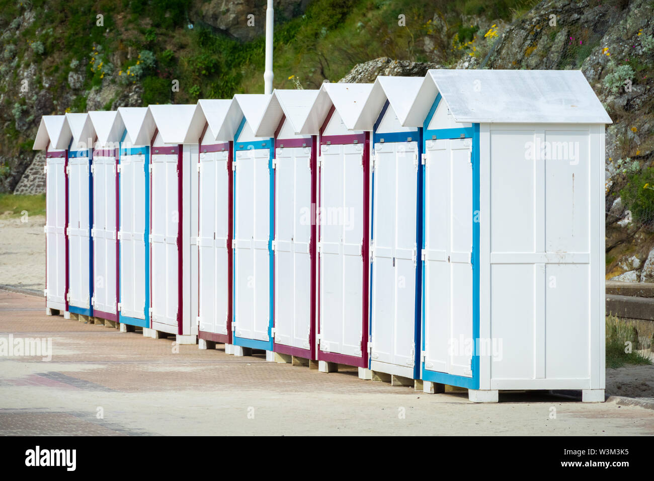 Reihe weißer Holz- Beach Cabins oder Hütten oder Schränke, Plage du Plat Gousset Boardwalk, Granville, Frankreich. Stockfoto