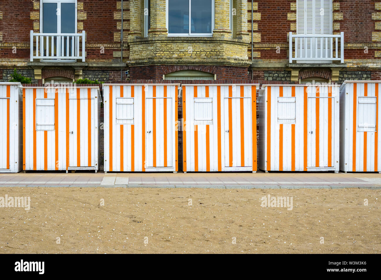 Traditionelle orange und weiß Holz- Strand Hütten oder Kabinen Reihe, Cabourg, Normandie, Frankreich. Stockfoto