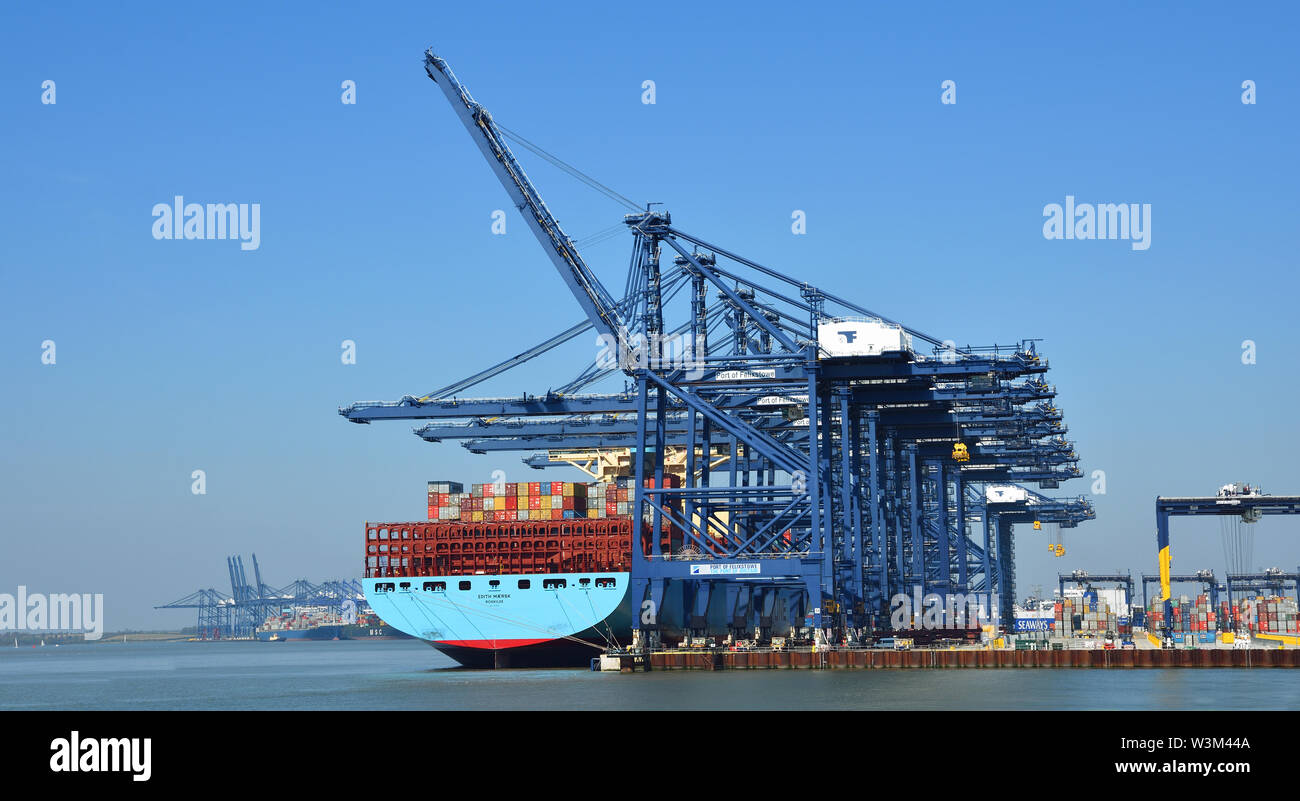 Großen Containerschiff in Felixstowe Port geladen. Stockfoto