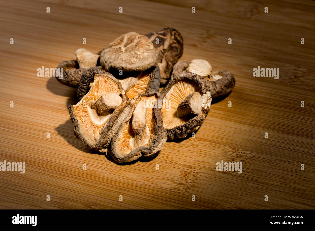 Gruppe von getrockneten Shitake Pilze Festlegung auf Bambus Schreibtisch. Lebensmittelzutat. Stockfoto