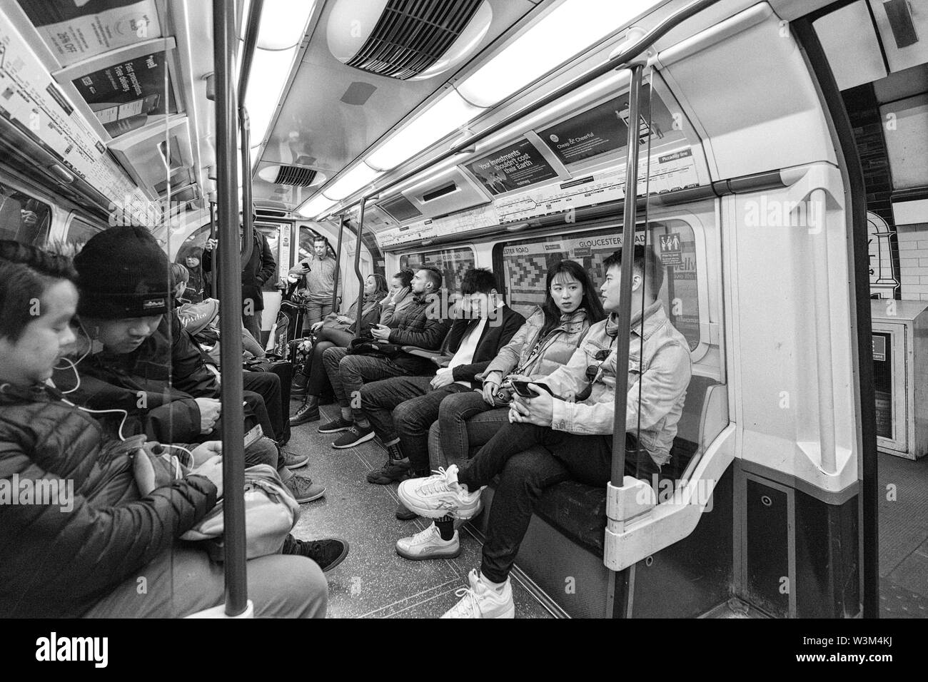 Passagiere auf einer Londoner U-Bahn/London Tube in Richtung Piccadilly Line der U-Bahn in London Stockfoto