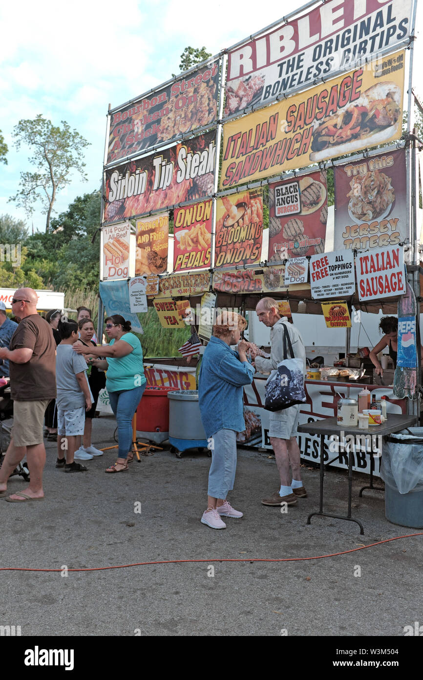 Lebensmittelstand mit Bannern, die verschiedene Lebensmittel auf dem Carnival Make-SHIFT-Stand im Fairport Harbour, Ohio, USA, bewerben. Stockfoto