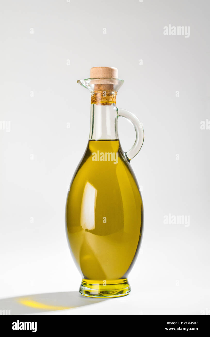 Hochwertiges Olivenöl Extra Vergine aus Jaen, Spanien, in einer dekorativen Flasche Stockfoto