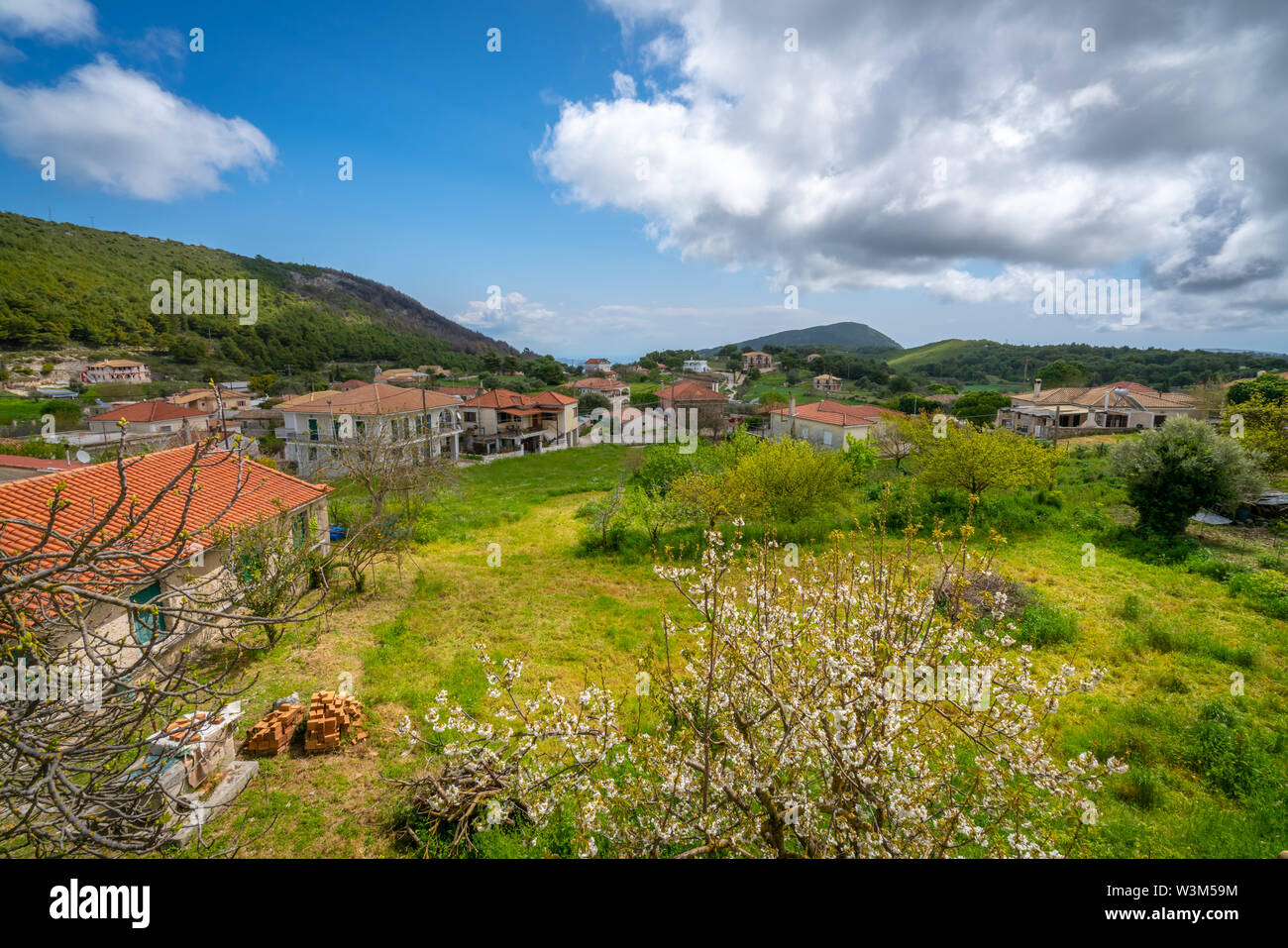 Blick auf die grüne Landschaft der Insel Zakynthos Zante oder mit roten Dächer der Häuser in Agios Leon Village, Griechenland Stockfoto