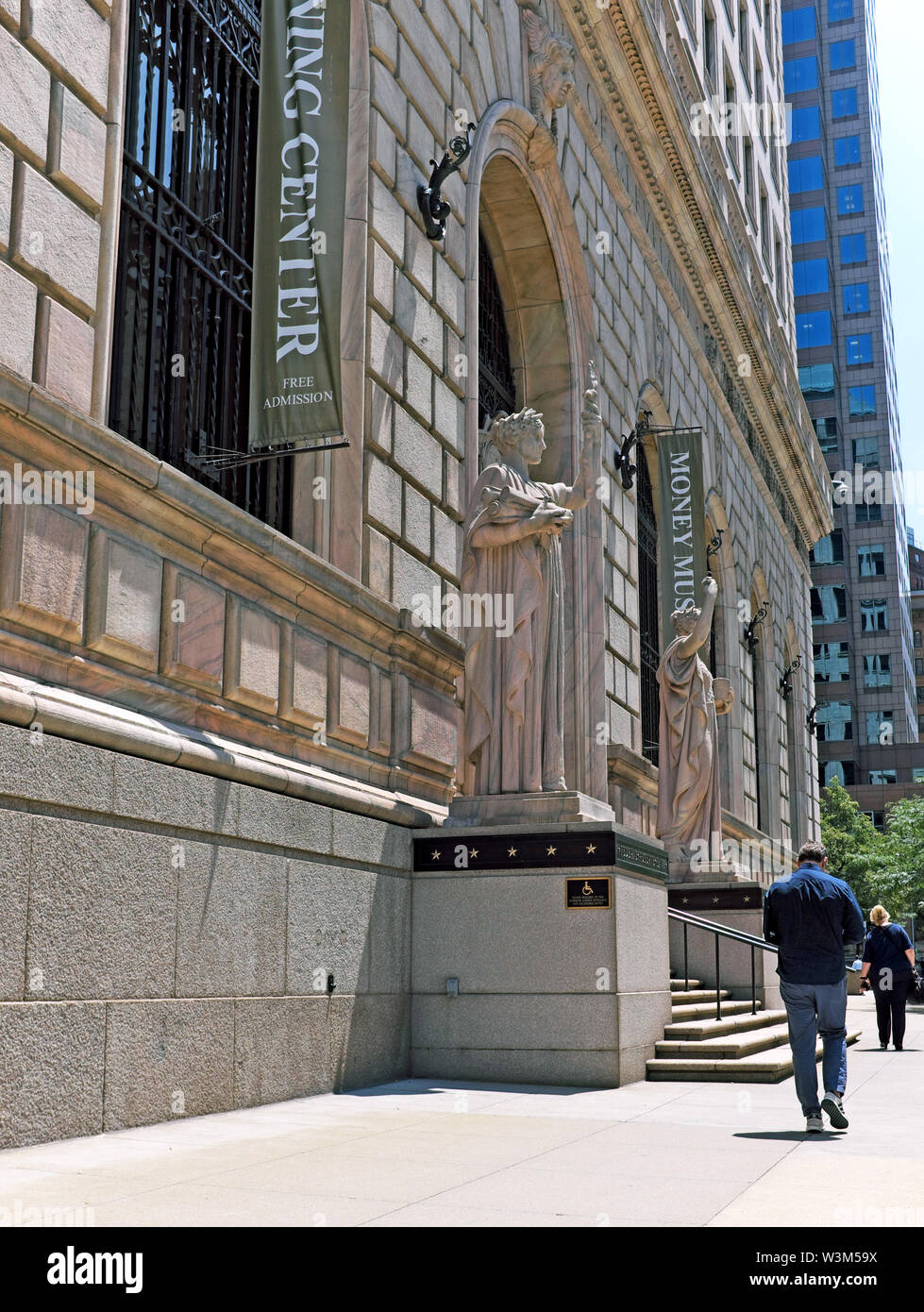 Fußgänger passieren den 6. Östlichen Eingang zum Money Museum und zum 4. Bezirk der US-Notenbank in Cleveland, Ohio, USA. Stockfoto