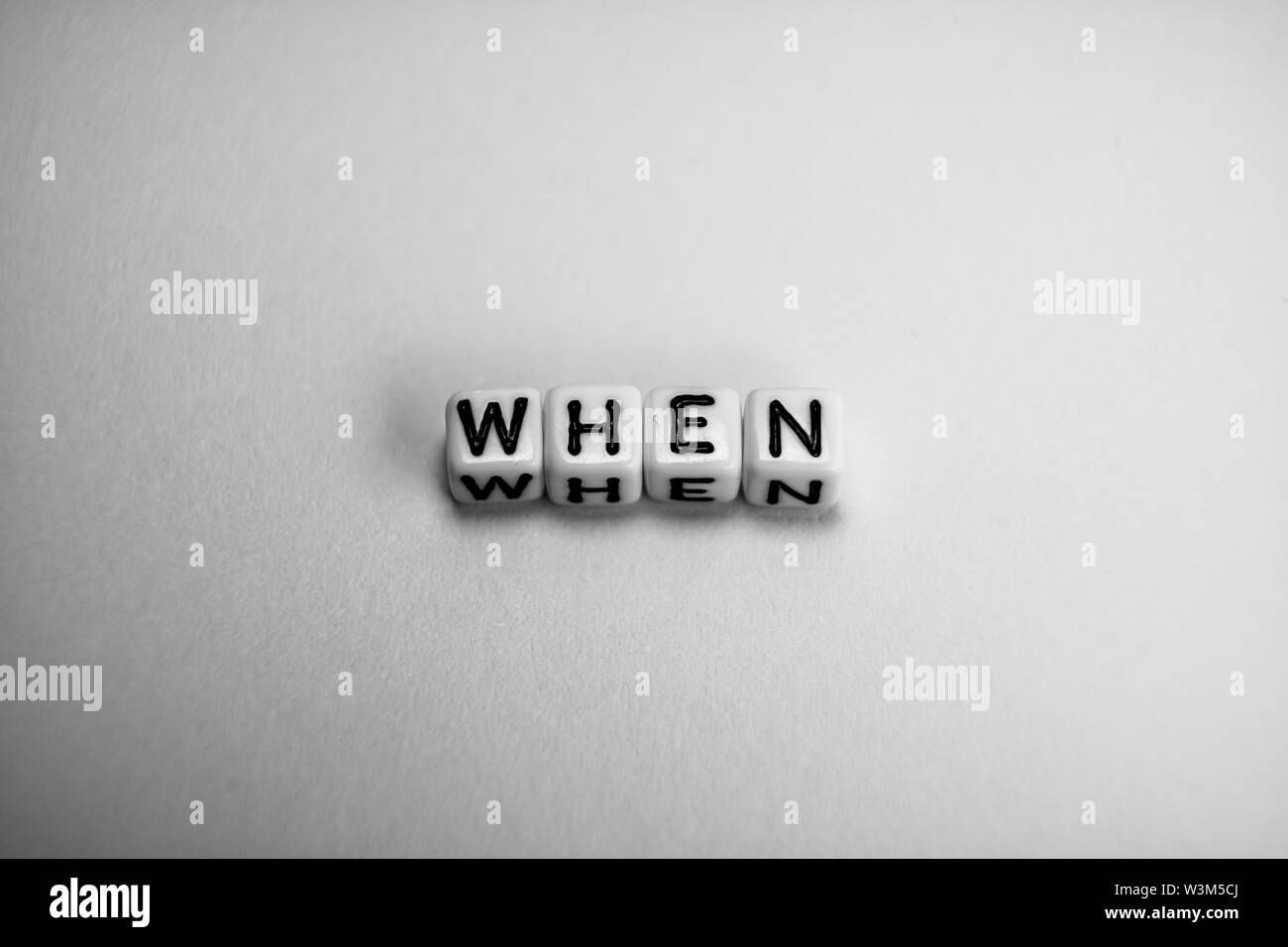 White Cubes mit Frage, wenn auf weißem Papier Hintergrund und dunkle Schatten Stockfoto